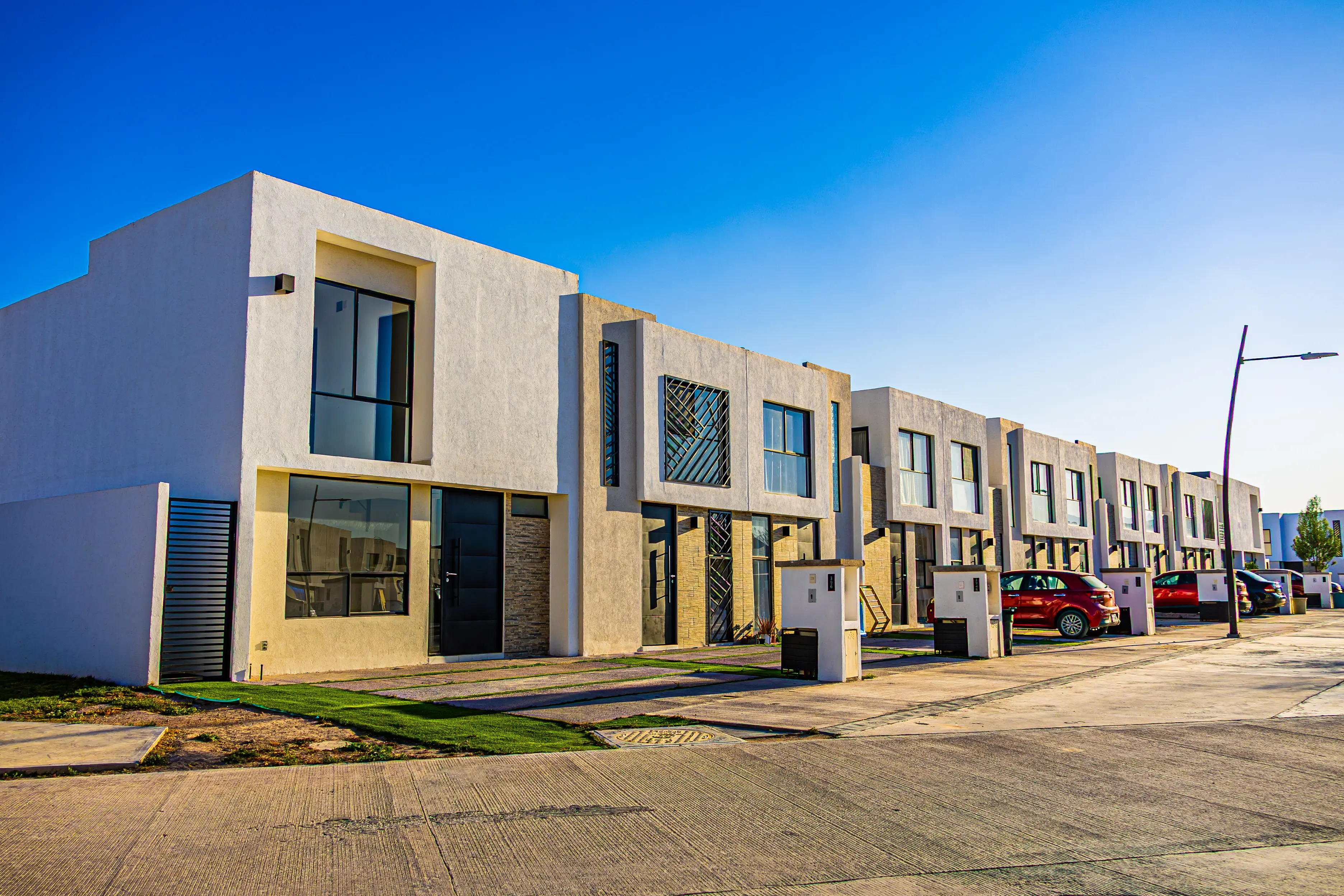 Entorno natural y fachadas modernas en Privada Turquesa SLP