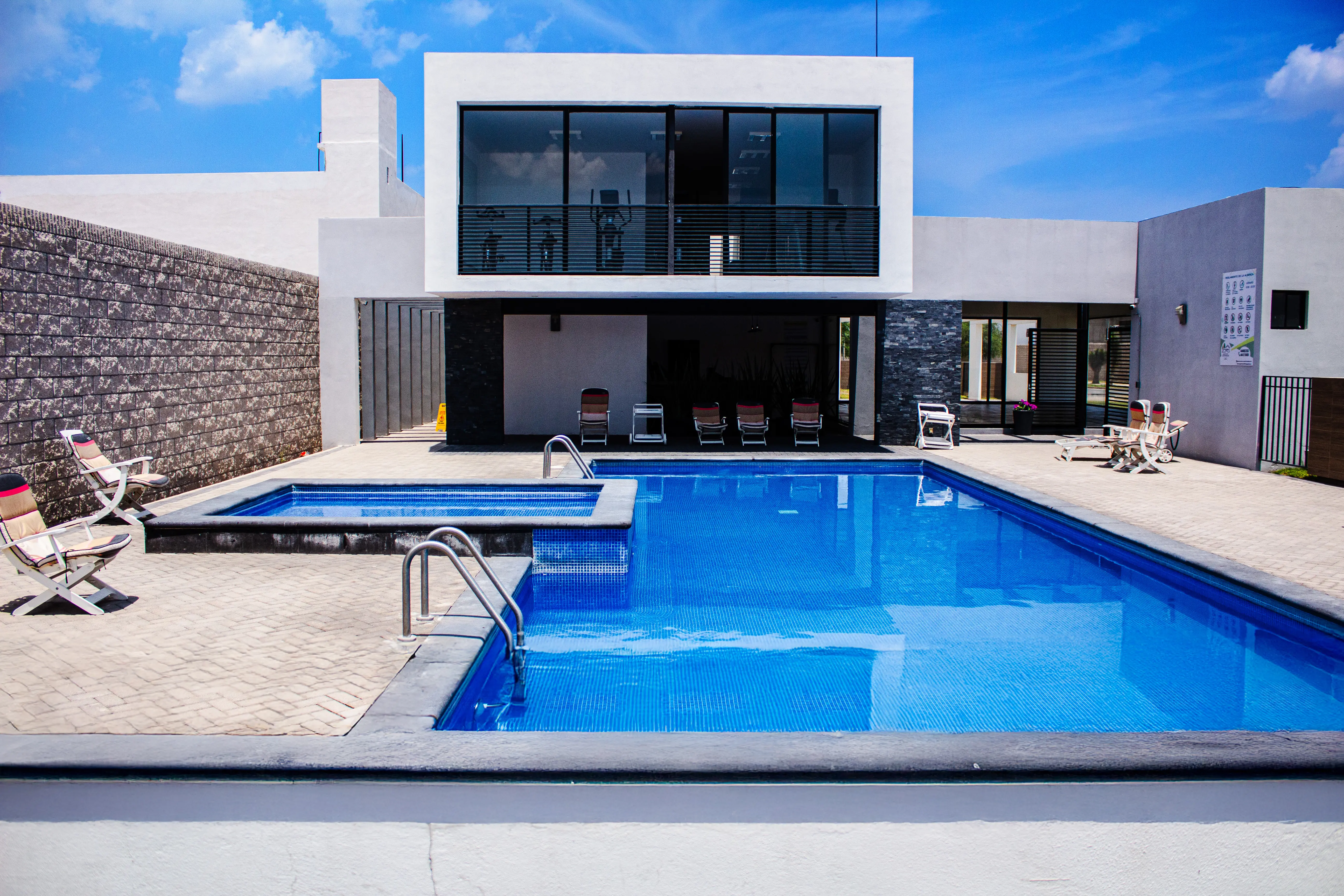 Alberca y terraza club dentro de Privada Azul en Los Lagos Residencial