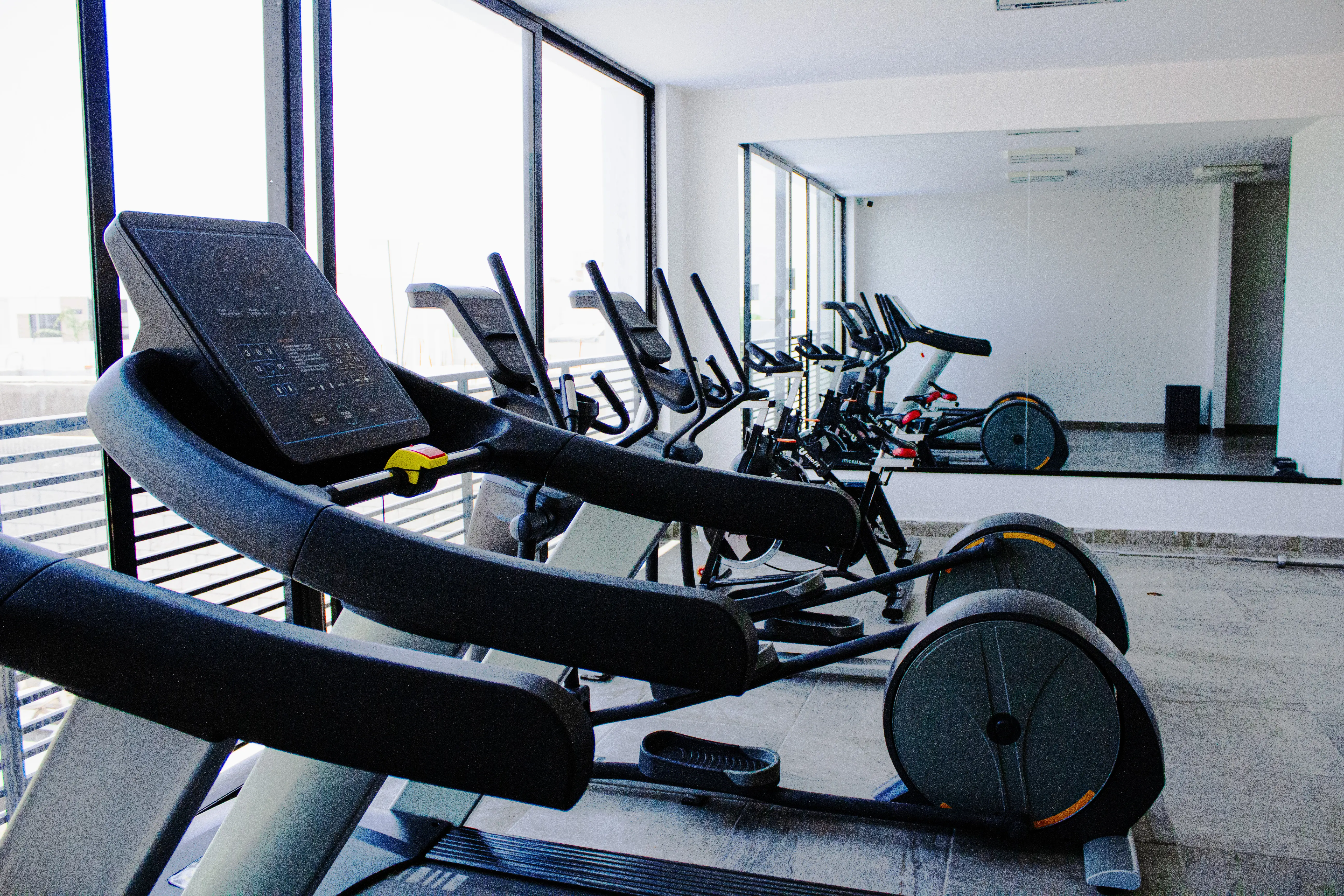 Gimnasio equipado con aparatos modernos en Privada Azul